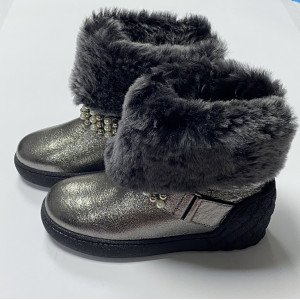 Сапоги из натуральной кожи с мехом серебристого цвета с декором 