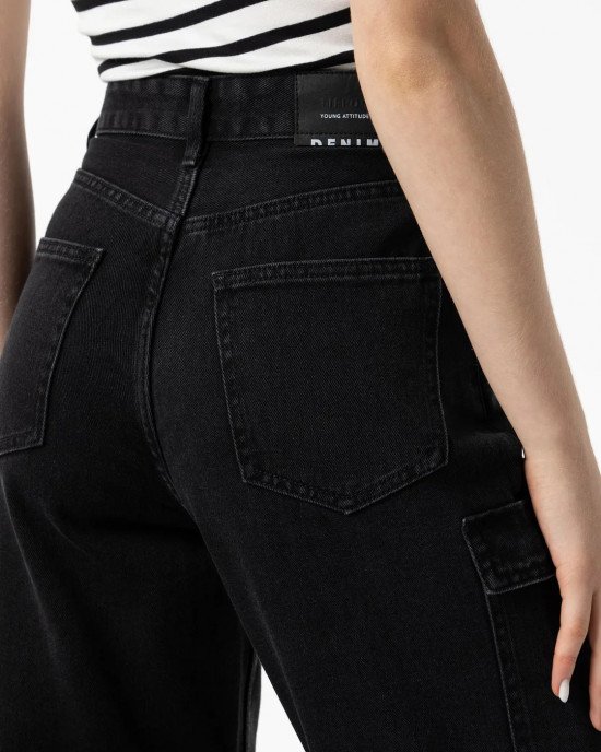 Джинсы wide leg с карманами карго черного цвета 
