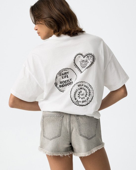 Футболка oversize белого цвета с принтом на спине 