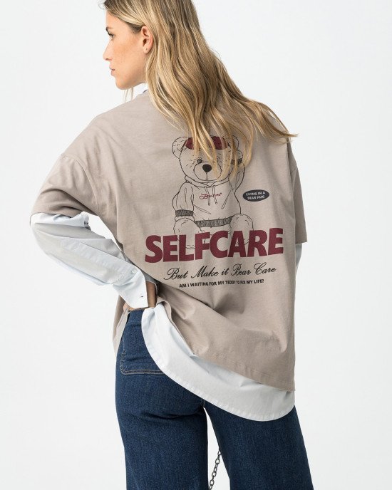 Футболка oversize бежевого цвета с принтом на спине