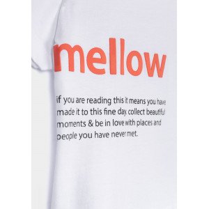 Топ белого цвета с надписью "mellow" 