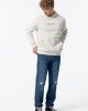 Джинсы relaxed fit синего цвета с эффектом потертостей 