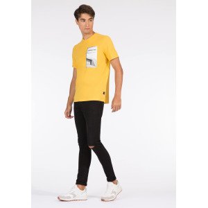 Футболка Regular Fit желтого цвета в серый принт 