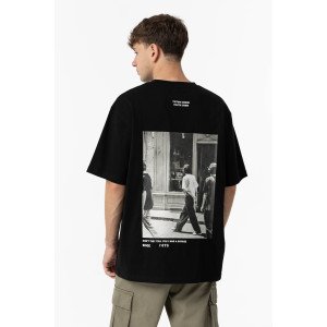 Футболка relaxed fit черного цвета с принтом на спине 