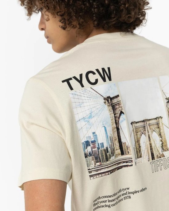Футболка oversize бежевого цвета с принтом на спине 