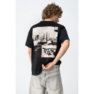 Футболка oversize черного цвета с принтом на спине 