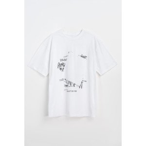 Футболка oversize белого цвета в черный текстовый принт 