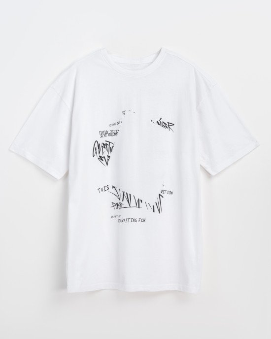 Футболка oversize белого цвета в черный текстовый принт 