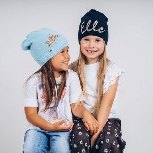 Шапка тонкой вязки синего цвета с блестящим декором 